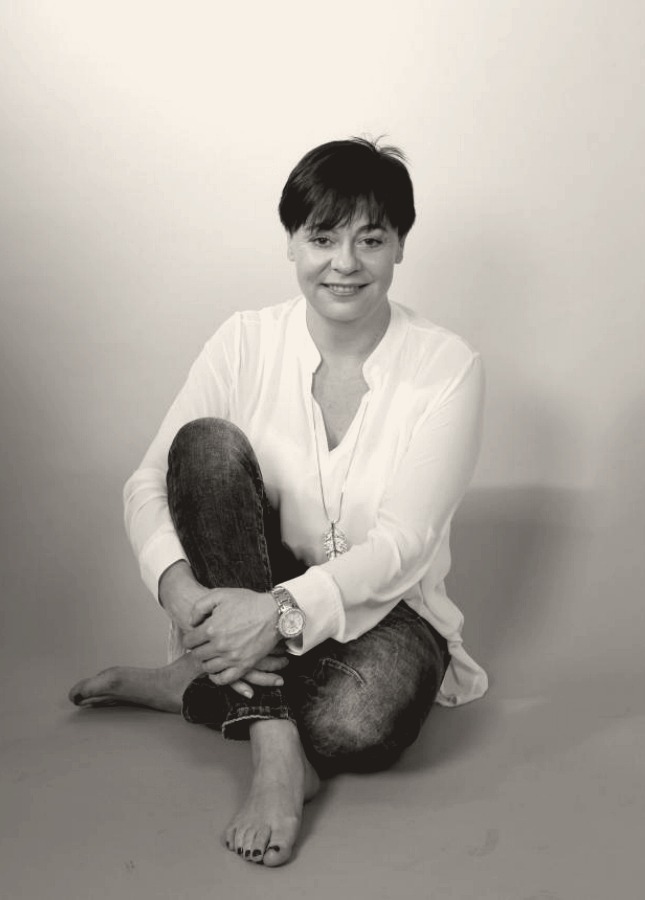 Sitzendes Studio-Portrait einer jungen Frau in Schwarzweiß
